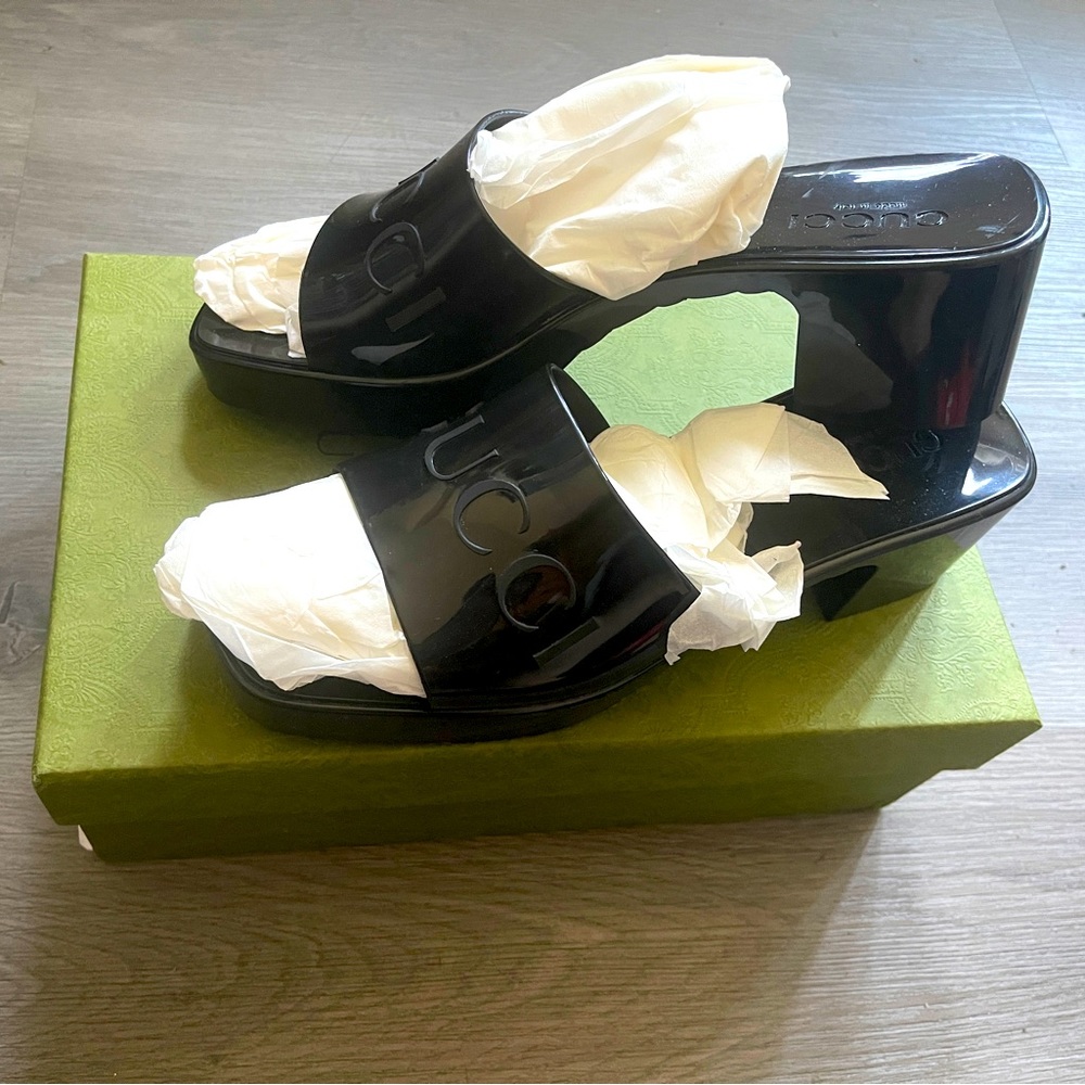 Gucci size 39 in the color black.